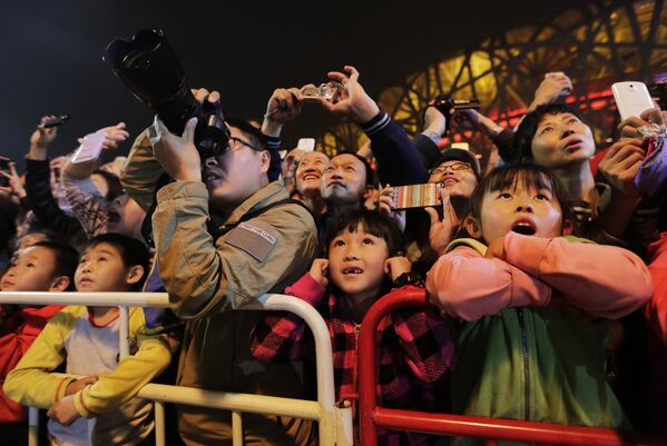 Зрители смотрят представление от компании La Machine в Пекине