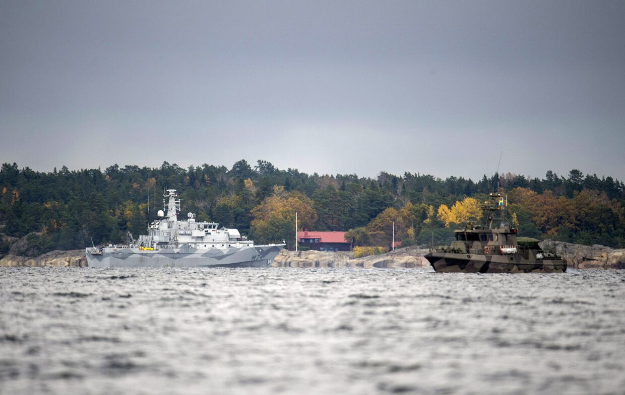 Минно-тральный корабль HMS Kullen и корабль береговой охраны ведут поиски подводной лодки у побережья Швеции