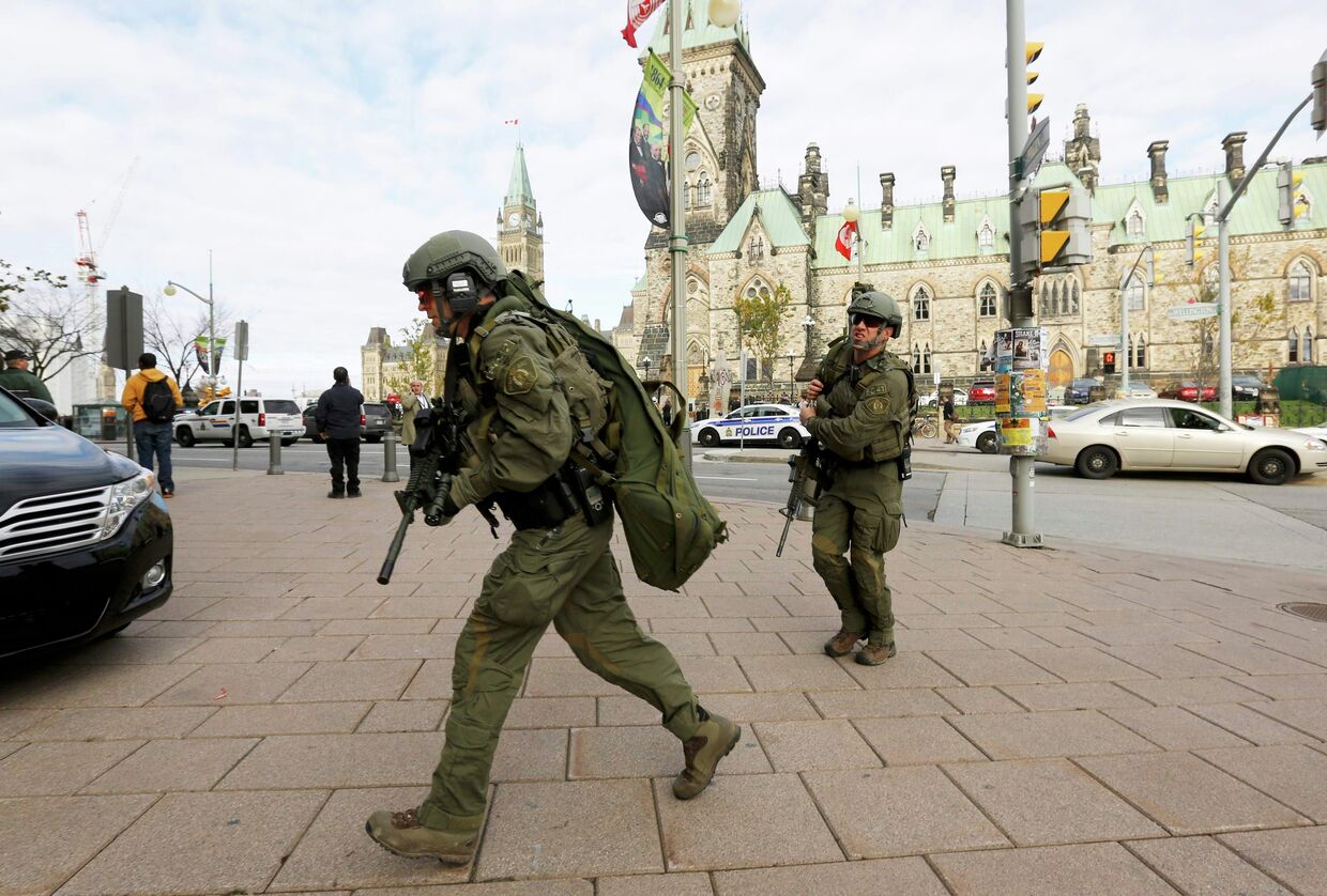 Вооруженные военные возле здания парламента Канады в Оттаве 22 октября 2014