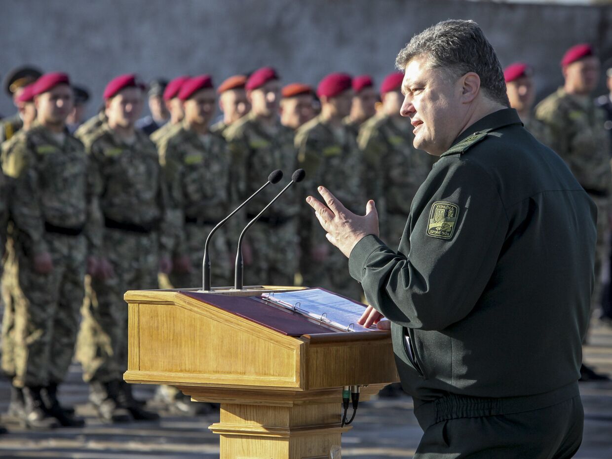 Петр Порошенко обращается к солдатам, служащим на востоке Украины, во время празднования Дня защитника Отечества в Запорожской области