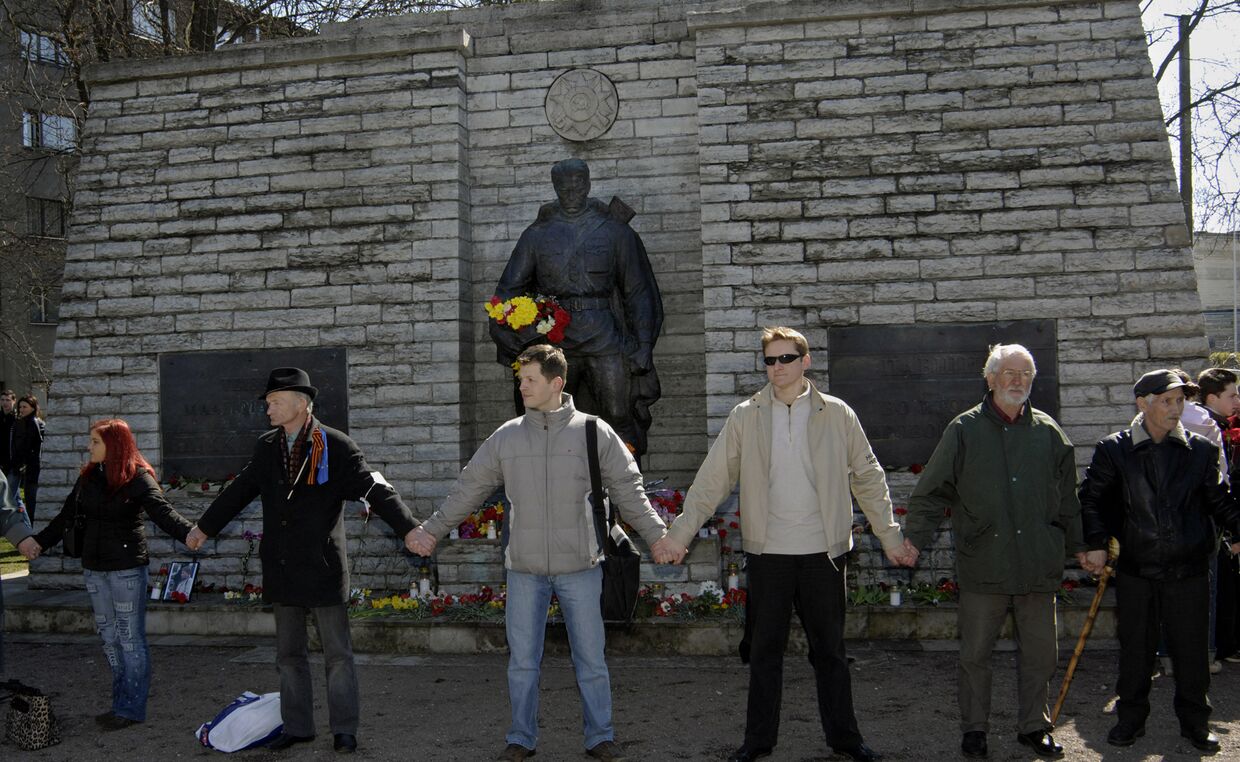 Жители Таллина протестуют против перемещения памятника солдату Красной армии, 22 апреля 2007 года