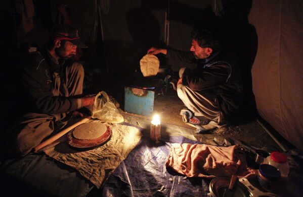 Шукрулла Байг готовит чапати в деревне Асколе на горном хребте Каракорум