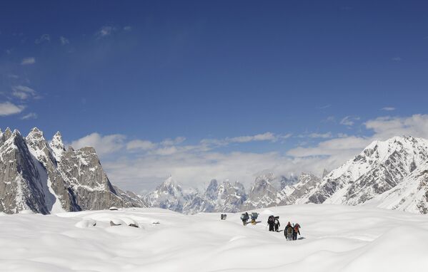 Альпинисты идут по леднику Балторо в Каракоруме