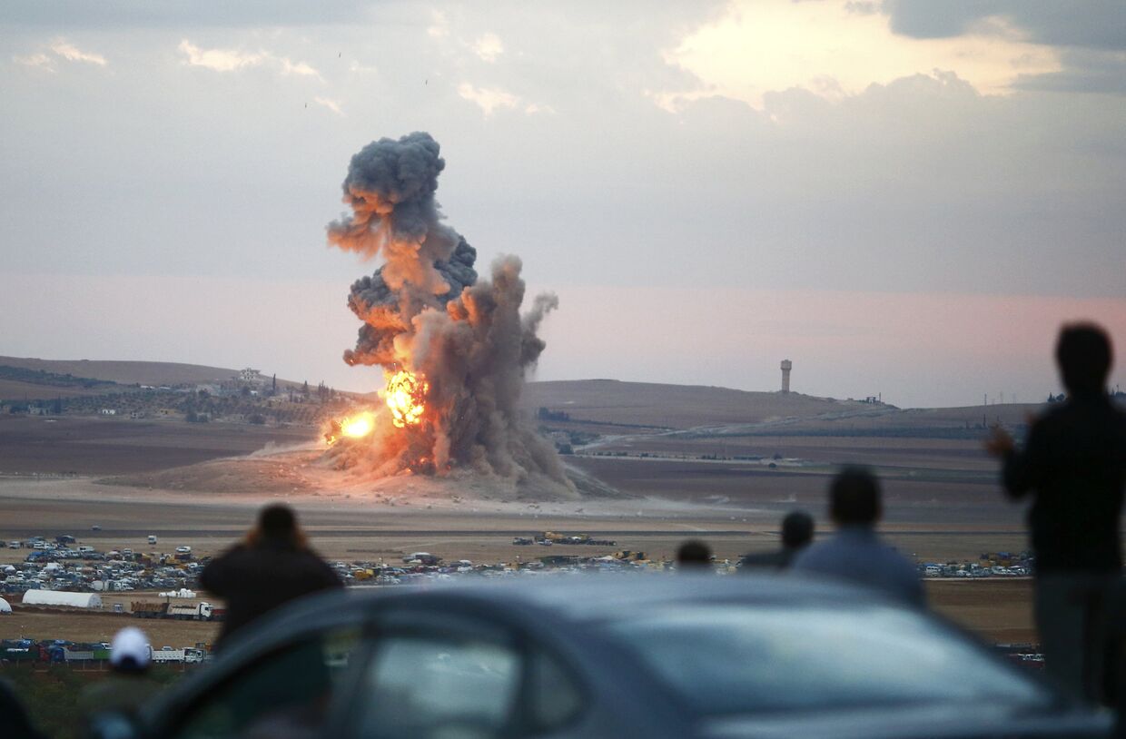 Дым над Кобани после авиаудара