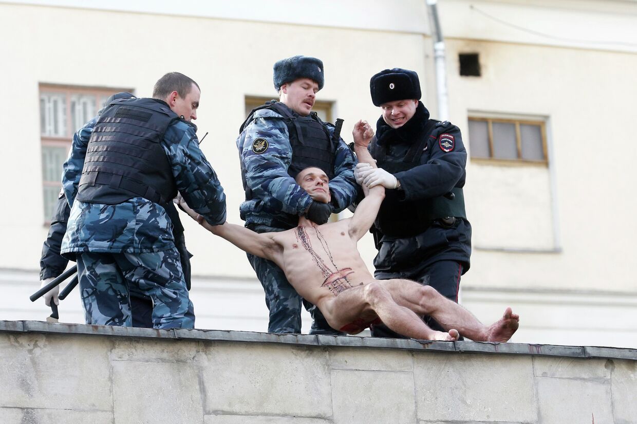 Скандальный петербургский художник Петр Павленский провел очередную акцию, отрезав себе мочку уха