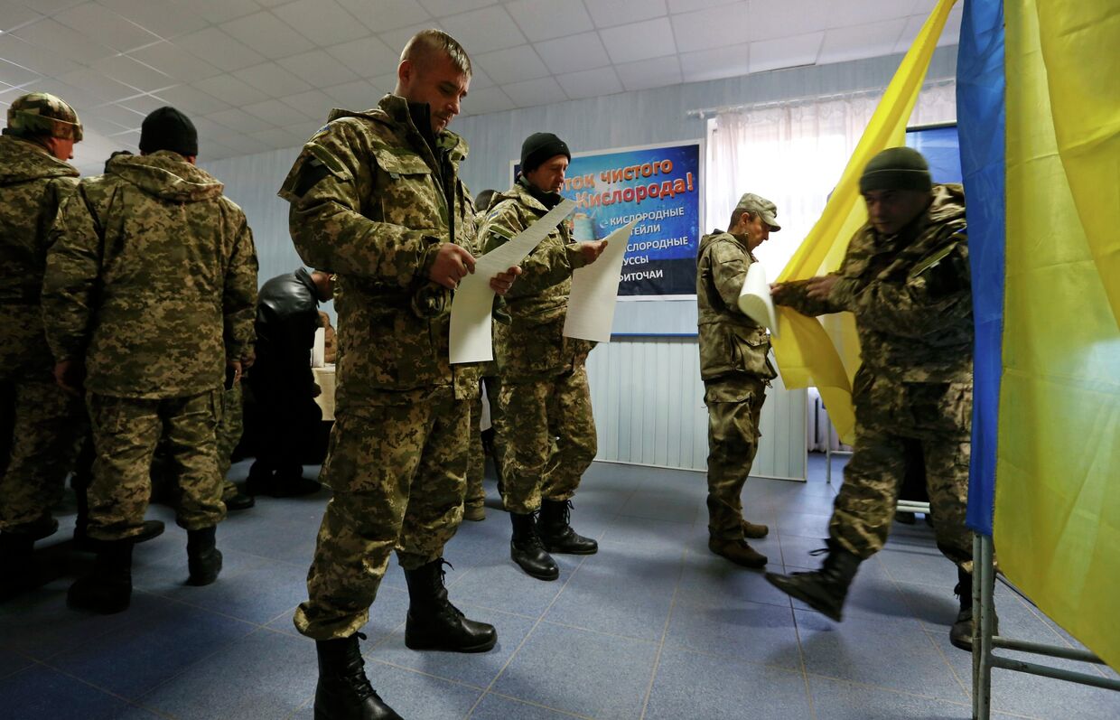 Украинские военные голосуют на избирательном участке в Славянске