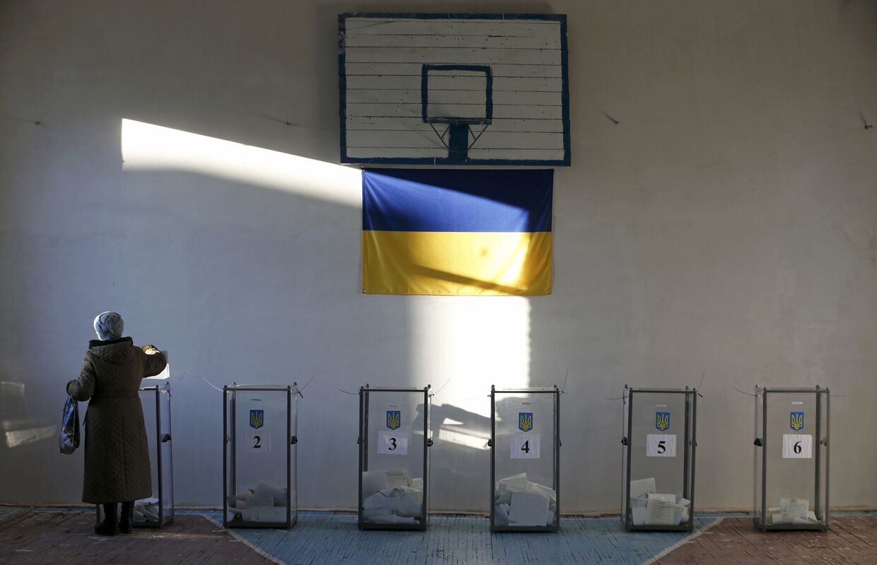 Женщина голосует на избирательном участке в деревне Семеновка рядом со Славянском