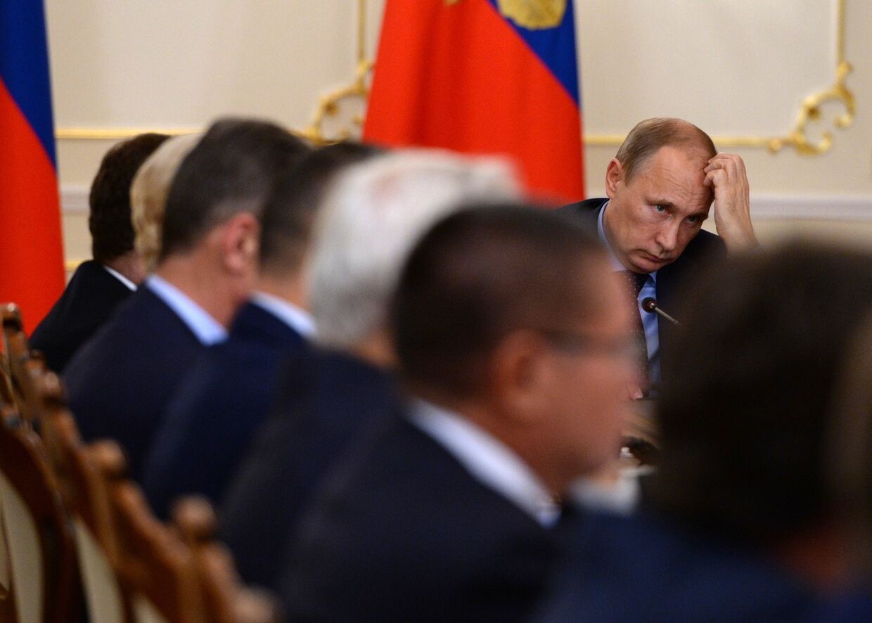 Владимир Путин проводит совещание с членами кабинета министров