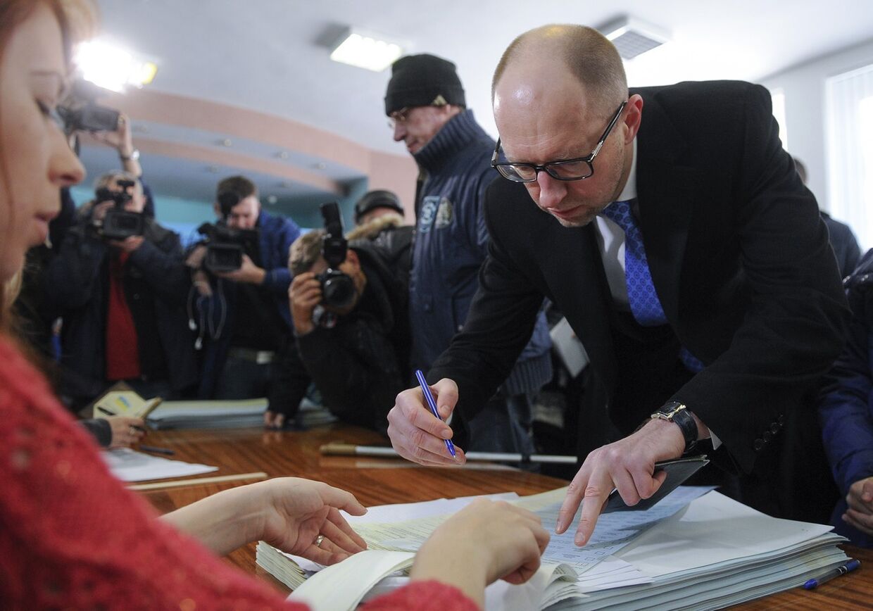 Премьер-министр Арсений Яценюк голосует на выборах в Раду