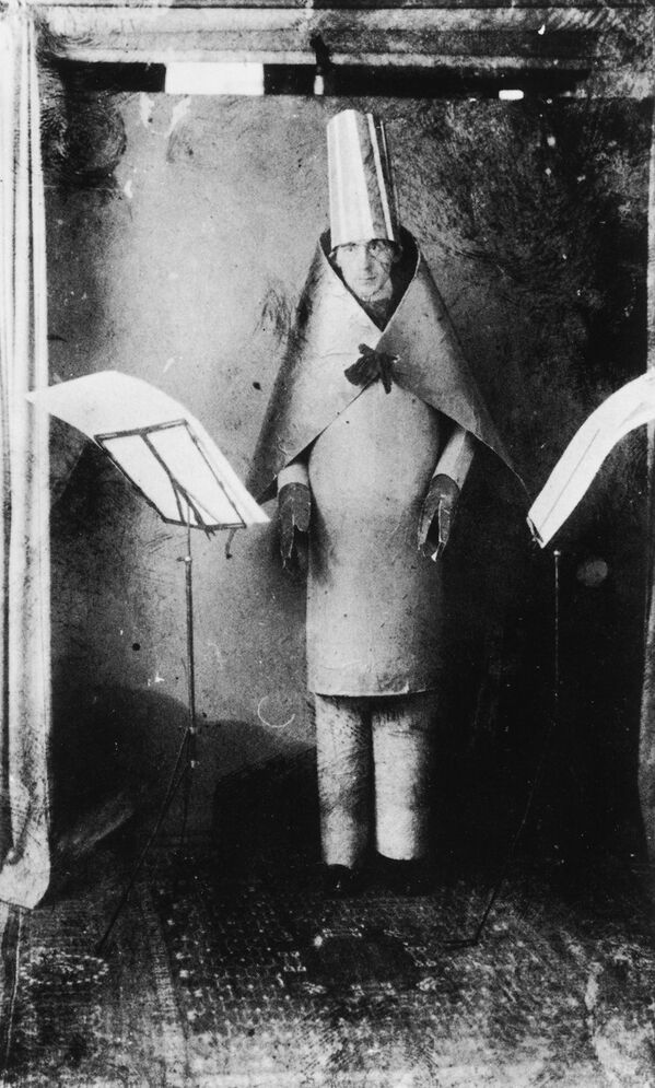 Хьюго Болл выступает в «Кабаре Вольтер», 1916 год