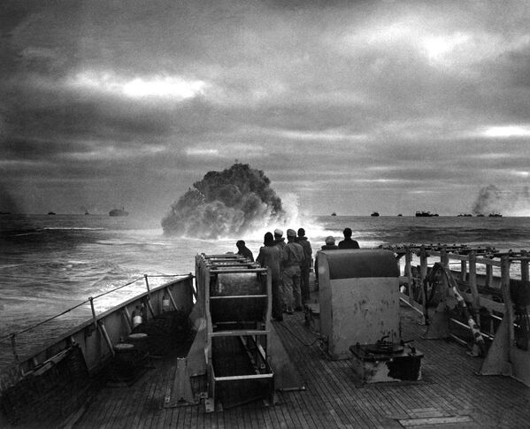 Взрыв глубинной бомбы, затопивший немецкую подводную долку U-175