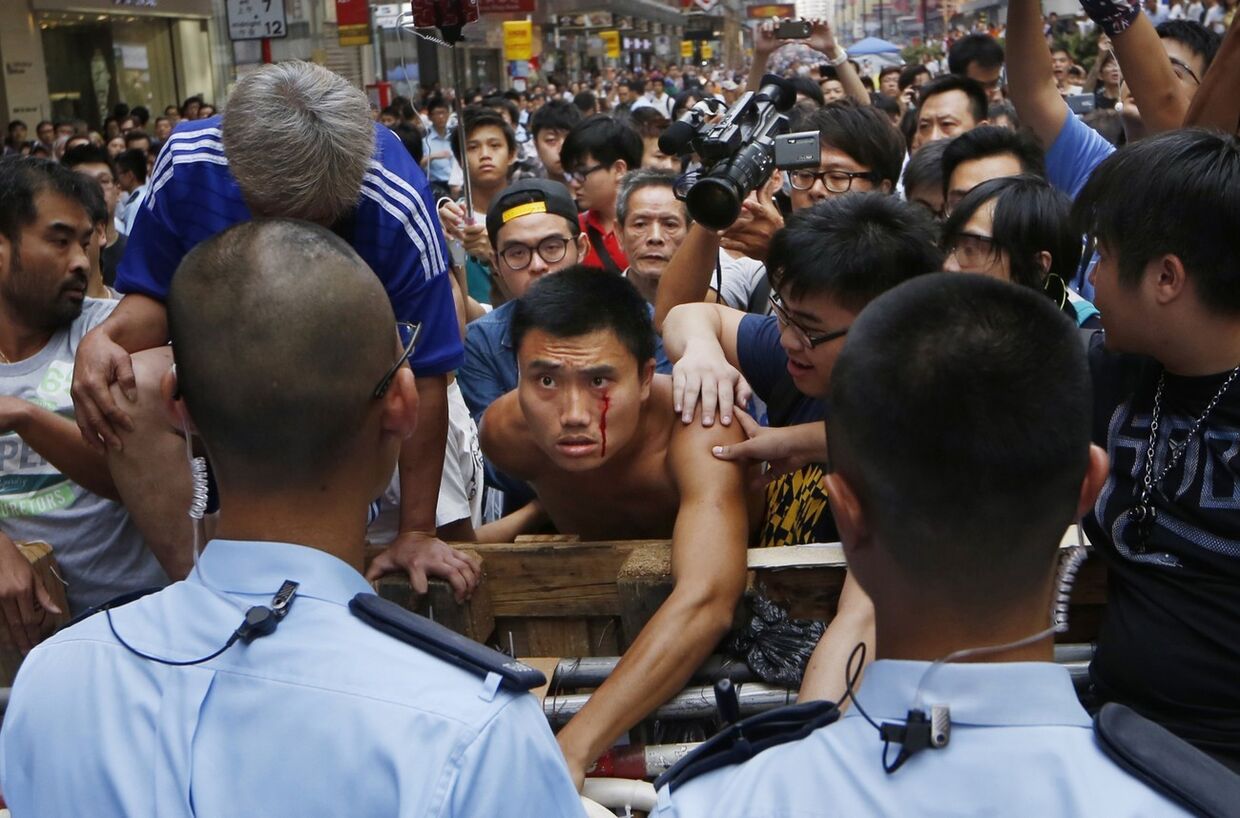 Протестующие в центре Гонконга защищают баррикады