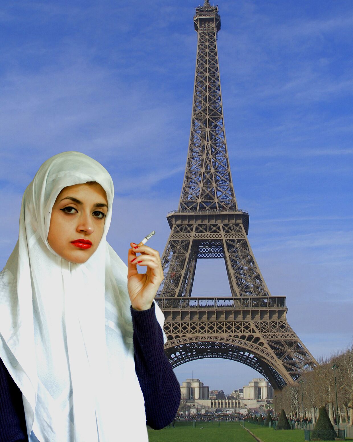 Девушка в хиджабе курит сигарету
