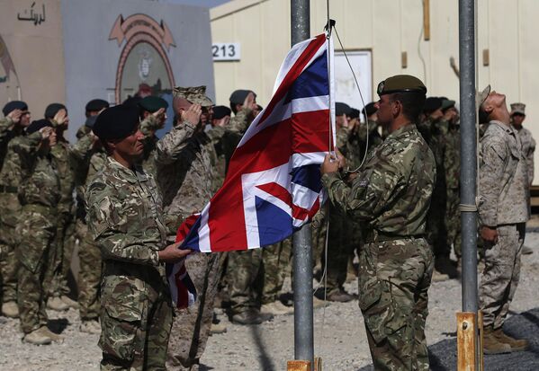 Британские военные спускают флаг миссии на военной базе Гильменд