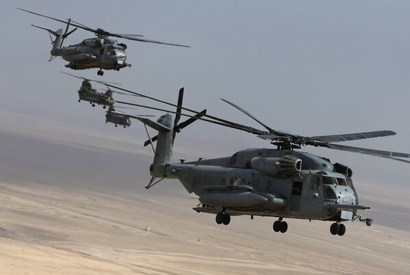 Вертолеты CH-53E и CH-47 «Чинук» покидают военную базу Camp Bastion в провинции Гильменд