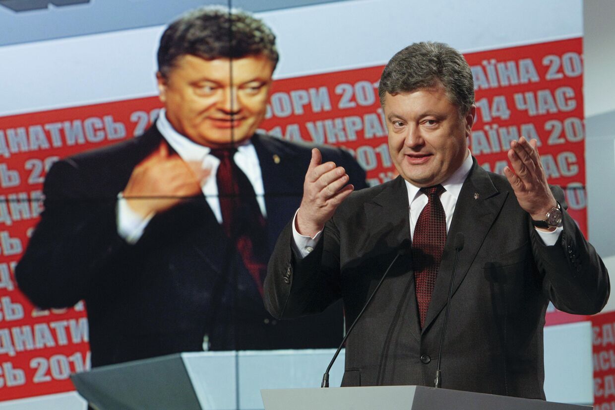 Петр Порошенко выступает в Киеве во время голосования на Украине