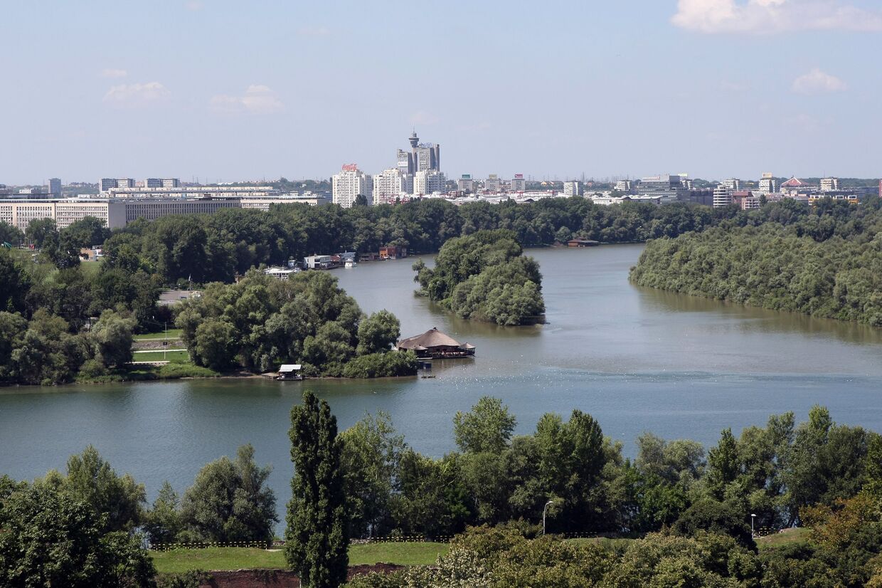 Вид на город Белград и место, где река Сава впадает в Дунай