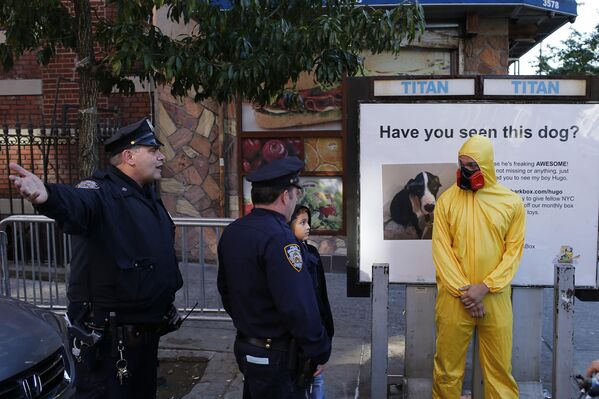 Житель Нью-Йорка, надевший костюм спецзащиты в качестве наряда на Хэллоуин
