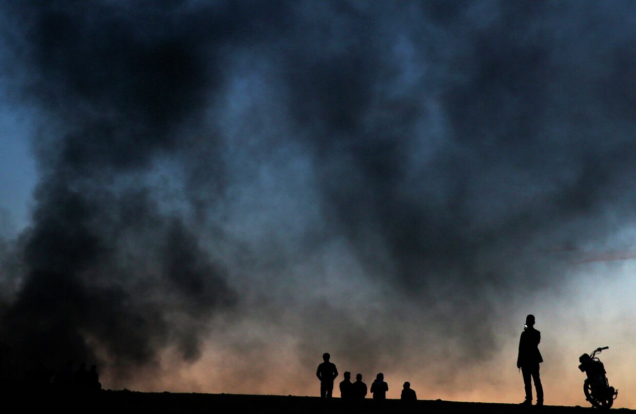 Дым поднимается над сирийским городом Кобани