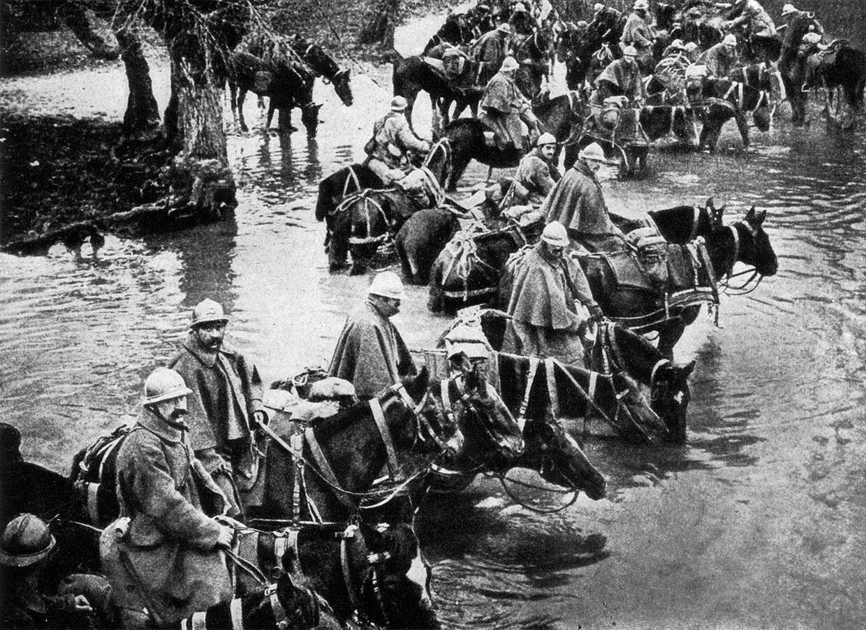 Французские солдаты пересекают реку на пути к Вердену