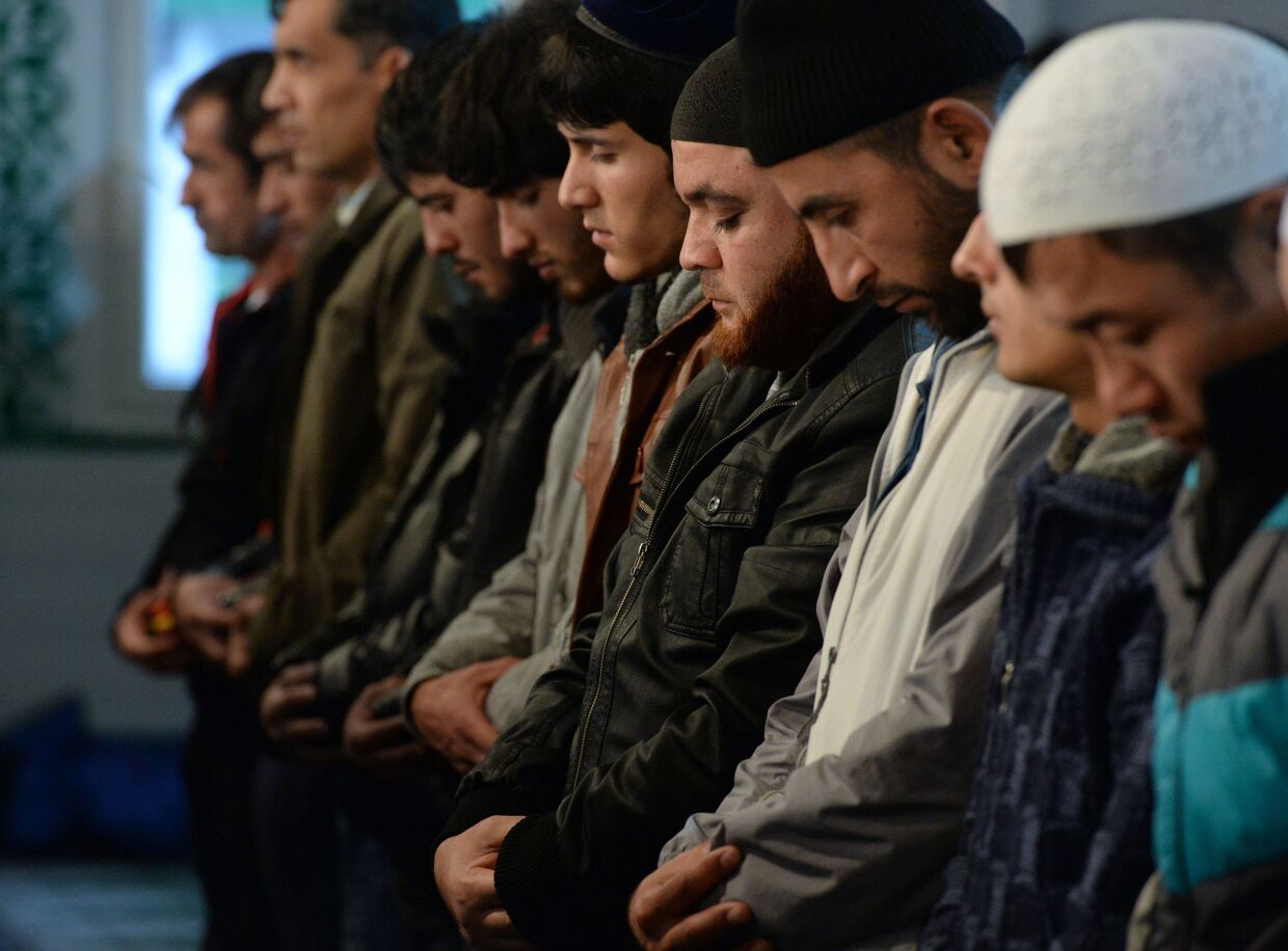 Мусульмане в день праздника жертвоприношения Курбан-Байрам молятся в Соборной мечети в центре Москвы