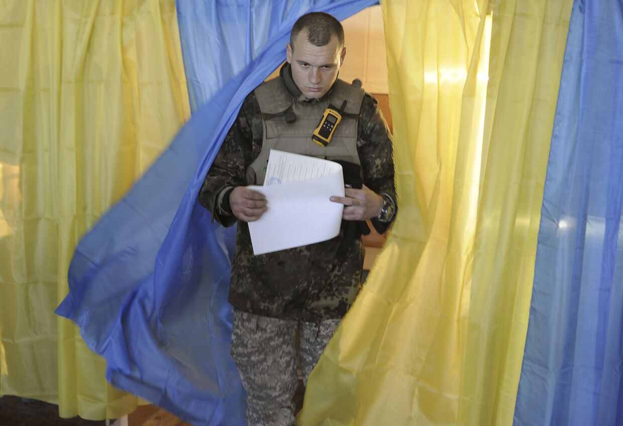 Солдат украинской армии голосует на выборах в Луганске