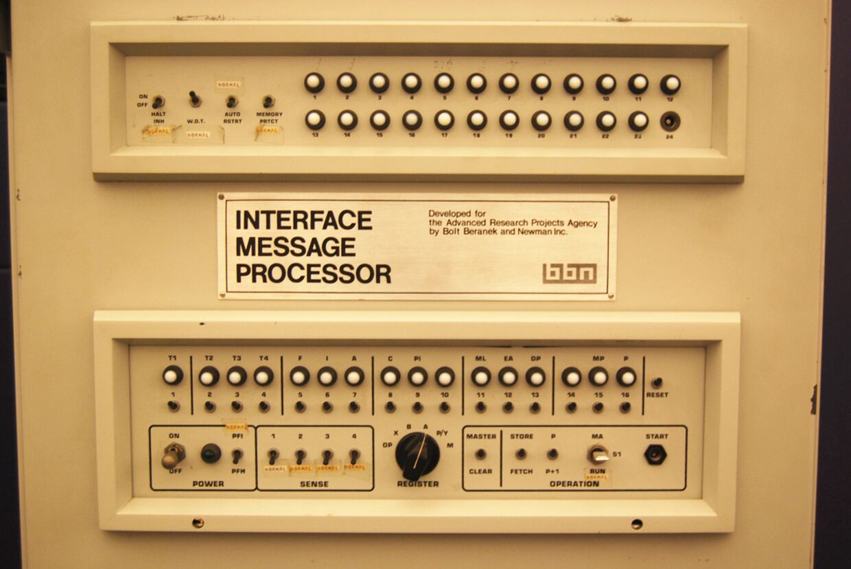 Мини-компьютер BBN IMP, использовавшийся в создании подсети ARPANET