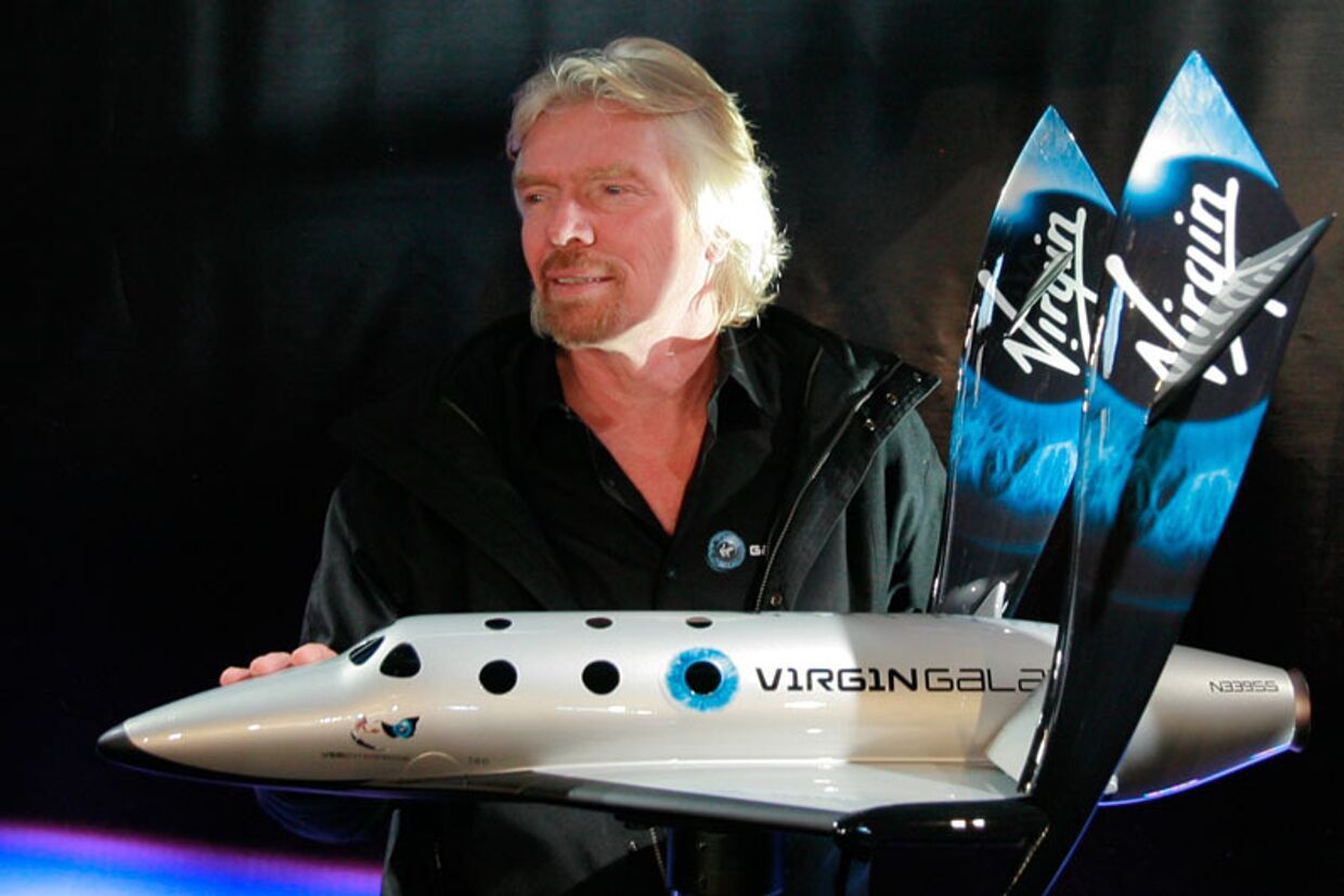 Ричард Бренсон с моделью первого ракетоплана SpaceShipTwo