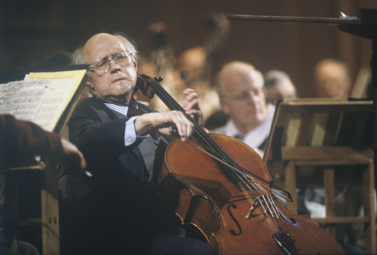 М.Ростропович выступает с Национальным симфоническим оркестром США