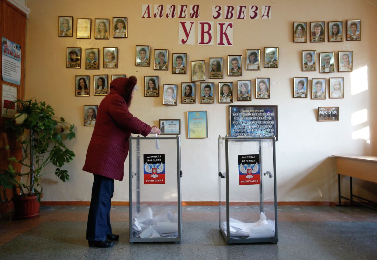 Жительница Донецка голосует на выборах главы ДНР и депутатов Народного Совета республики на избирательном участке 