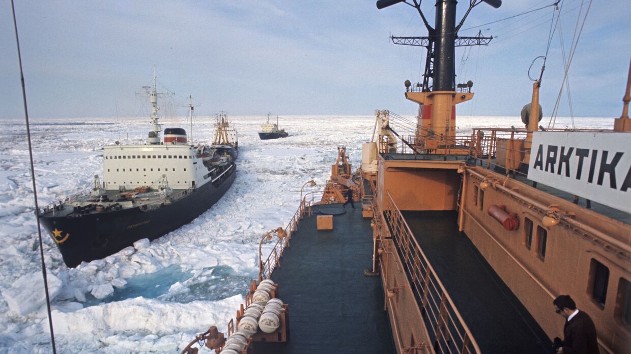 Атомный ледокол «Арктика» во главе каравана судов, идущего Северным морским путем