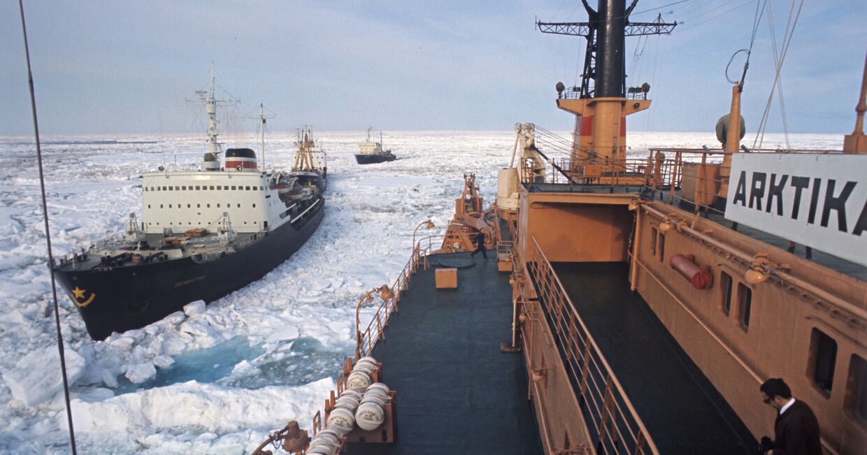 Атомный ледокол «Арктика» во главе каравана судов, идущего Северным морским путем