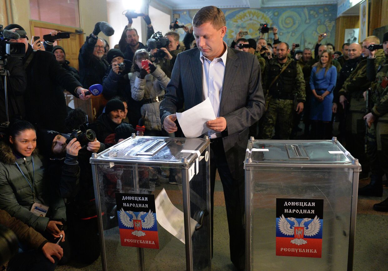 Премьер-министр Донецкой Народной Республики Александр Захарченко голосует на выборах в ДНР 