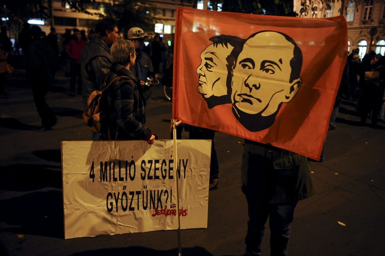 Плакат с изображениеми Виктора Орбана и Владимира Путина на акции протеста в Будапеште