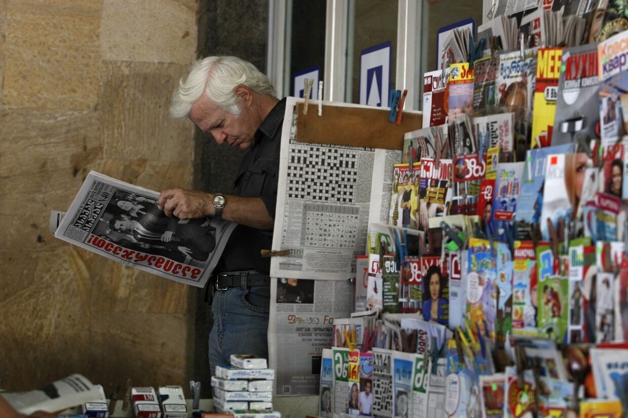 Житель Тбилиси читает газету