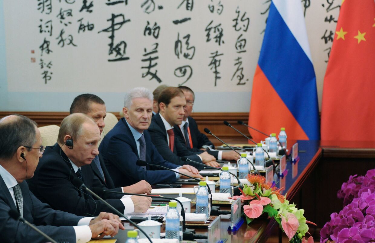 Владимир Путин во время встречи с председателем КНР Си Цзиньпином 