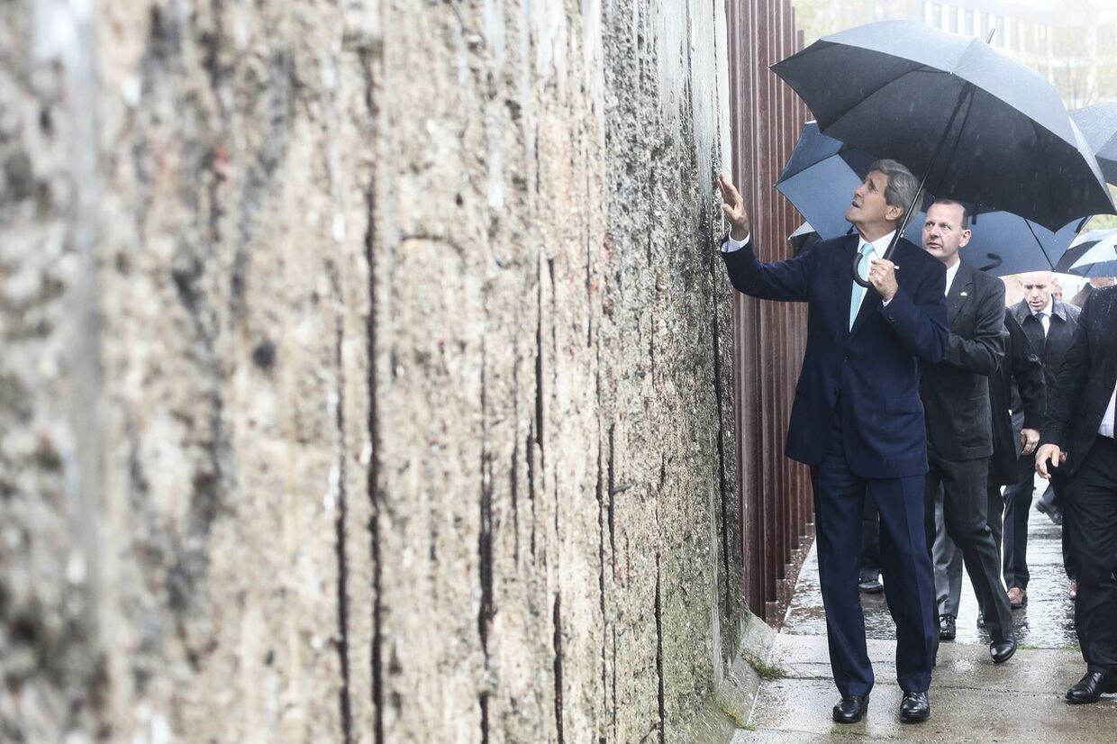 Джон Керри у Мемориала Берлинской стены