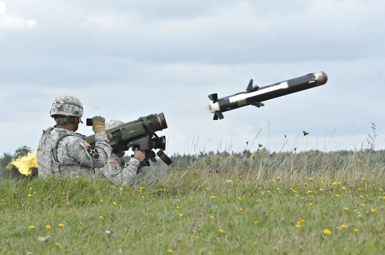 Американские солдаты стреляют из ПТРК M98 Javelin