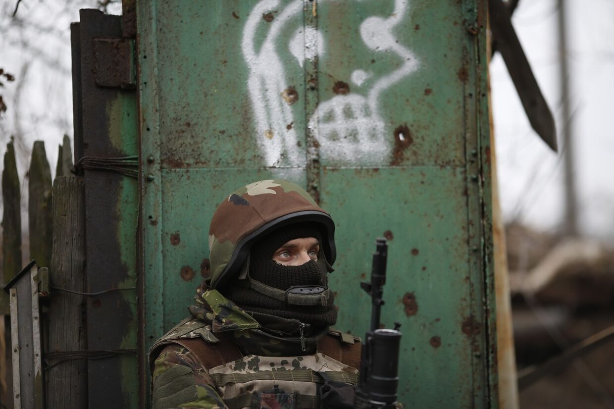 Боец украинской армии в деревне Пески Донецкой области