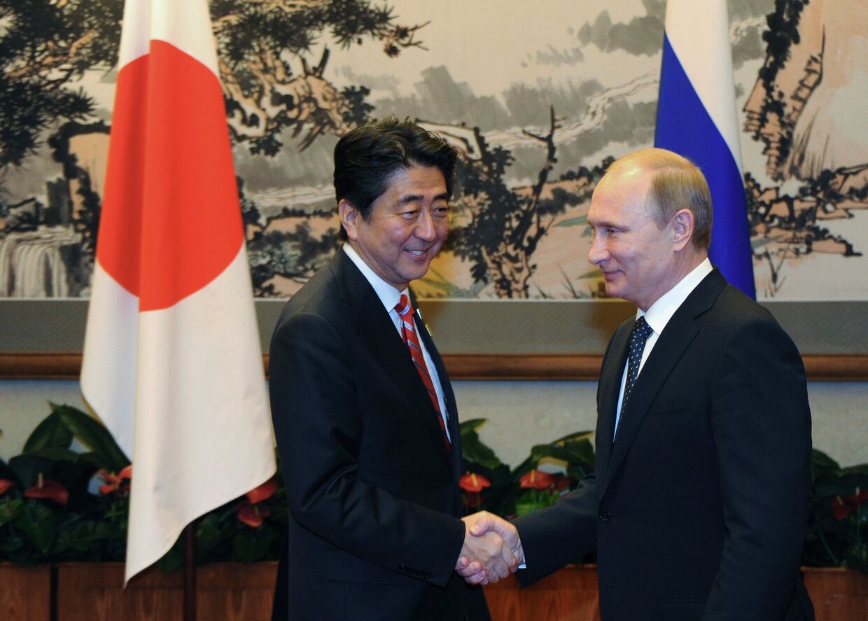 Президент РФ Владимир Путин (справа) и премьер-министр Японии Синдзо Абэ во время встречи на полях саммита АТЭС