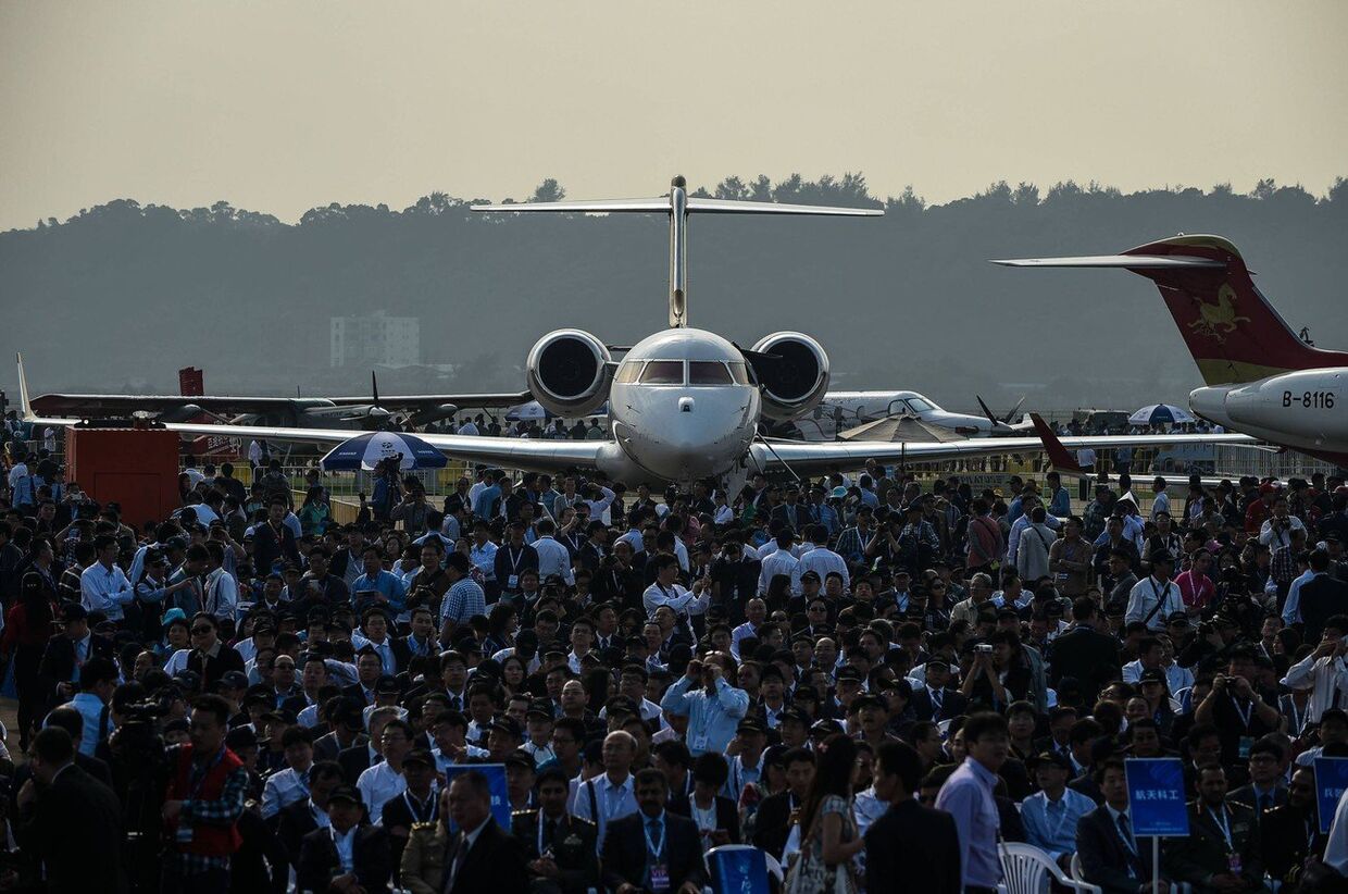 Посетители на церемонии открытия Китайского авиасалона в Чжухае