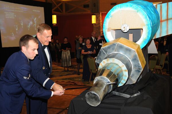 Торт в форме спутника для обнаружения ракет на 40-ую годовщину Программы обеспечения ПРО Военно-воздушных сил США