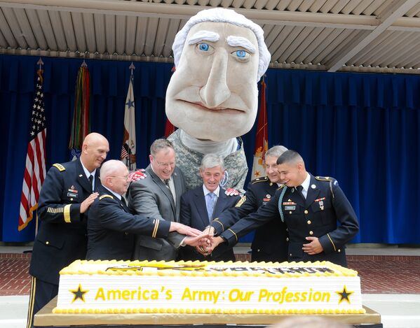 Фигура Джорджа Вашингтона за спиной начальника штаба сухопутных войск США Рэя Одиерно на вечеринке в честь 239-го дня рождения армии
