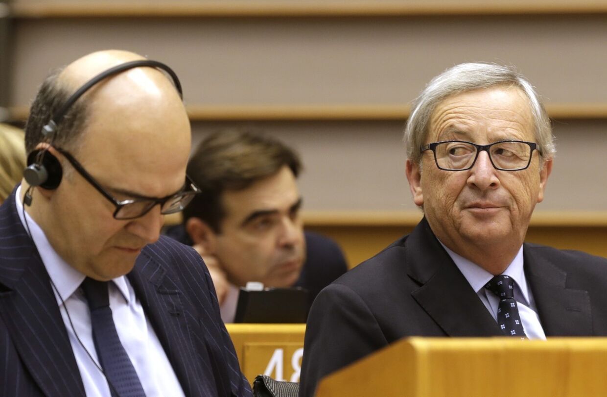Председатель Европейской комиссии Жан-Клод Юнкер и Пьер Московиси слушают речь Мартина Шульца, посвященную 25-летию падения Берлинской стены