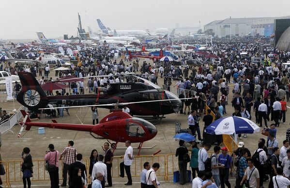 Зрители рассматривают вертолеты на авиасалоне в Чжухае