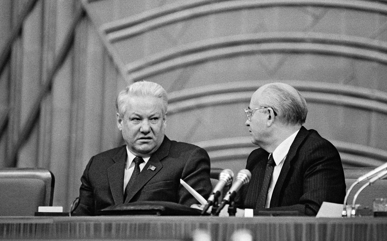 Президенты РФ Борис Ельцин и СССР Михаил Горбачев