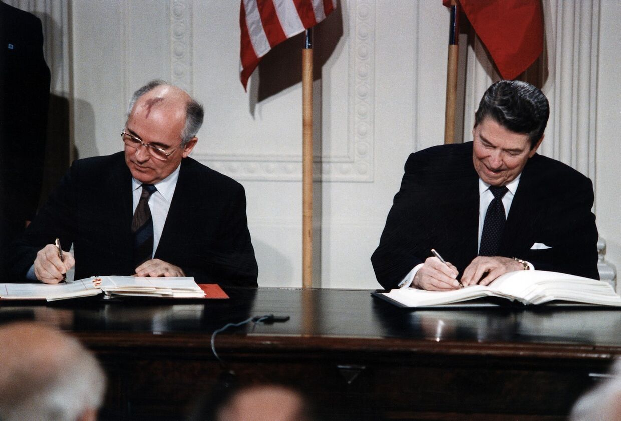 Михаил Горбачев и Рональд Рейган подписывают Договор о ликвидации ракет средней и малой дальности