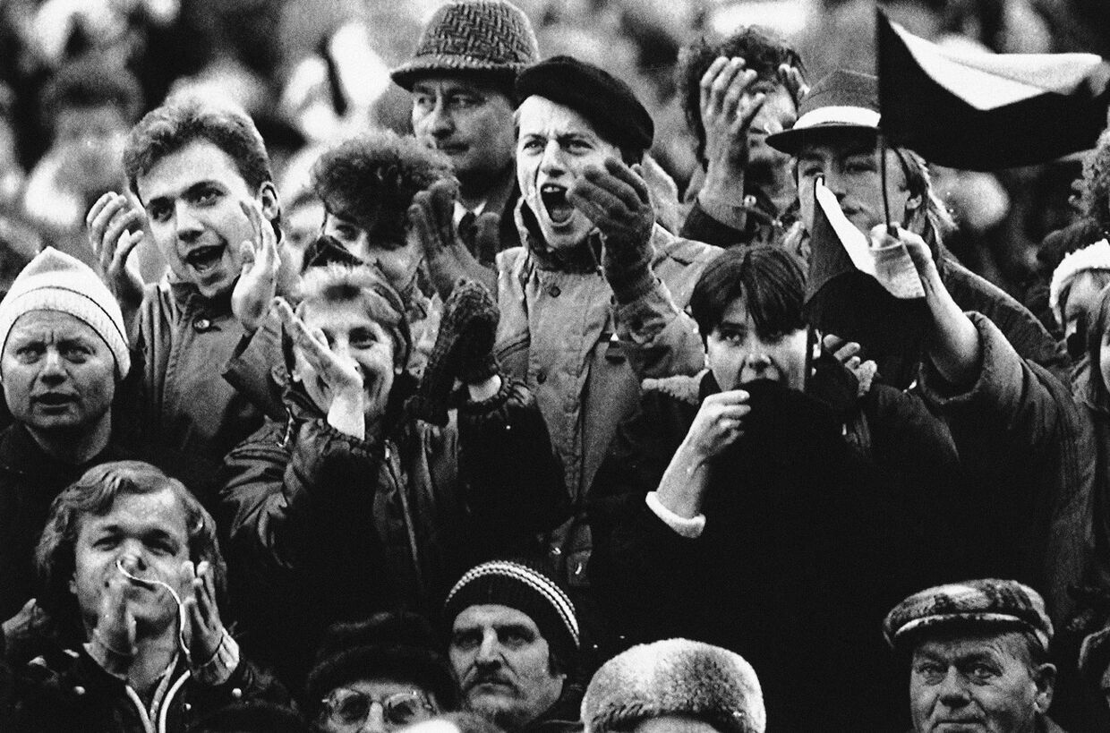 Жители Праги аплодируют Вацлаву Гавелу, объявляющему состав нового правительства, 10 декабря 1989 года