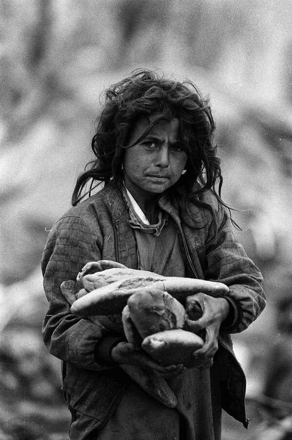 Девочка в лагере для беженцев Чукурджа в Турции, 1991 год