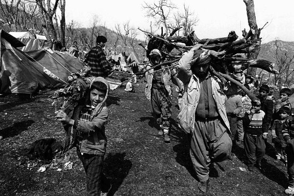 Иракские курды в лагере для беженцев Чукурджа в Турции, 1991 год